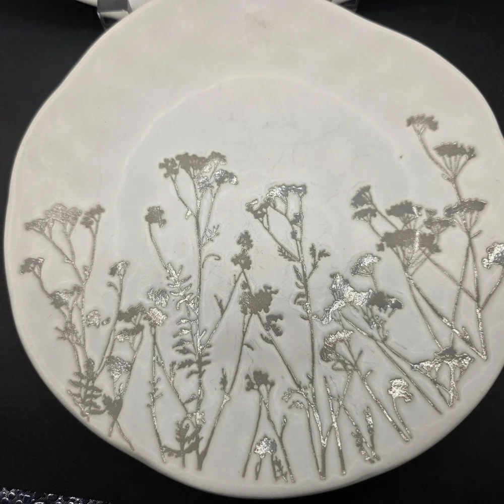 Eli + Ana Handmade Ceramic Wildflower Ridge Plates Grey 2 Piece Set Dinner/Salad